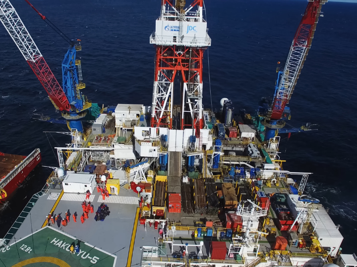 Abb. 22: hlopotov_alexandr - Arbeiten auf der Ölplattform - canva.com.