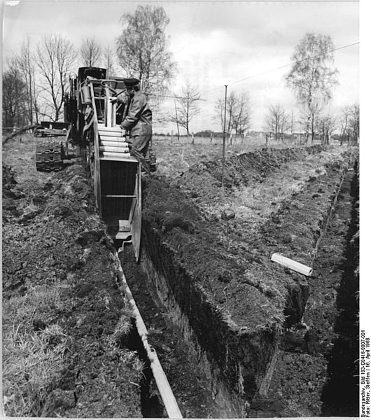 Abb. 9: Steffen Ritter - Holzhausen, Verlegung einer Drainage 1968 - CC BY-SA 3.0 DE.
