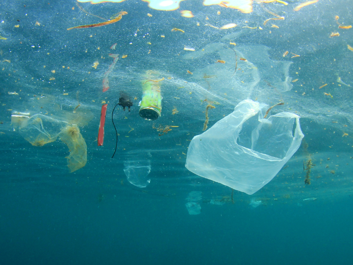Abb. 25: richcarey - Plastikverschmutzung im Meer - canva.com.