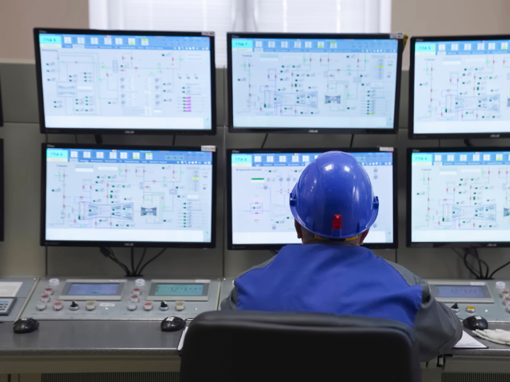 Abb. 28: Olga Kostrova - Kontrollraumoperator in einer Flüssigerdgasanlage - canva.com.