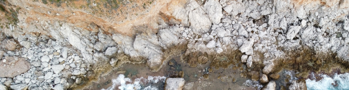 Abb. 9: Ilya Kuznetsov - Felsküste - canva.com.