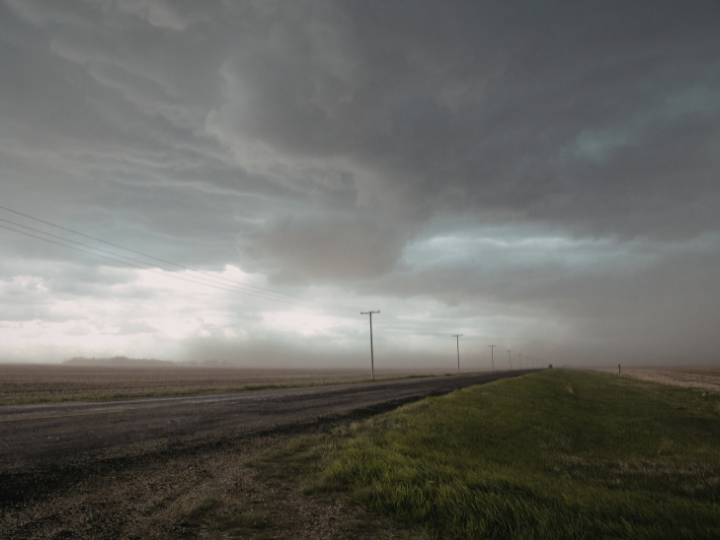 Abb. 20: Moisescu Florentina's Images - Sandsturm über einem Feld - canva.com. 