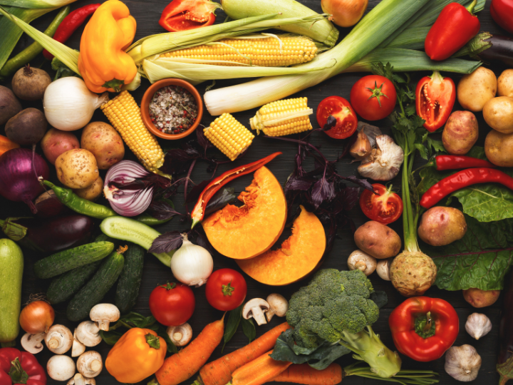 Abb. 23: Prostock-Studio - Colorful fresh organic vegetables background - canva.com. 