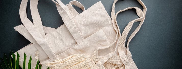 Abb. 39: Roxiller  -  Baumwolltaschen - canva.com. Originaltitel: cotton bags and glass gars. 