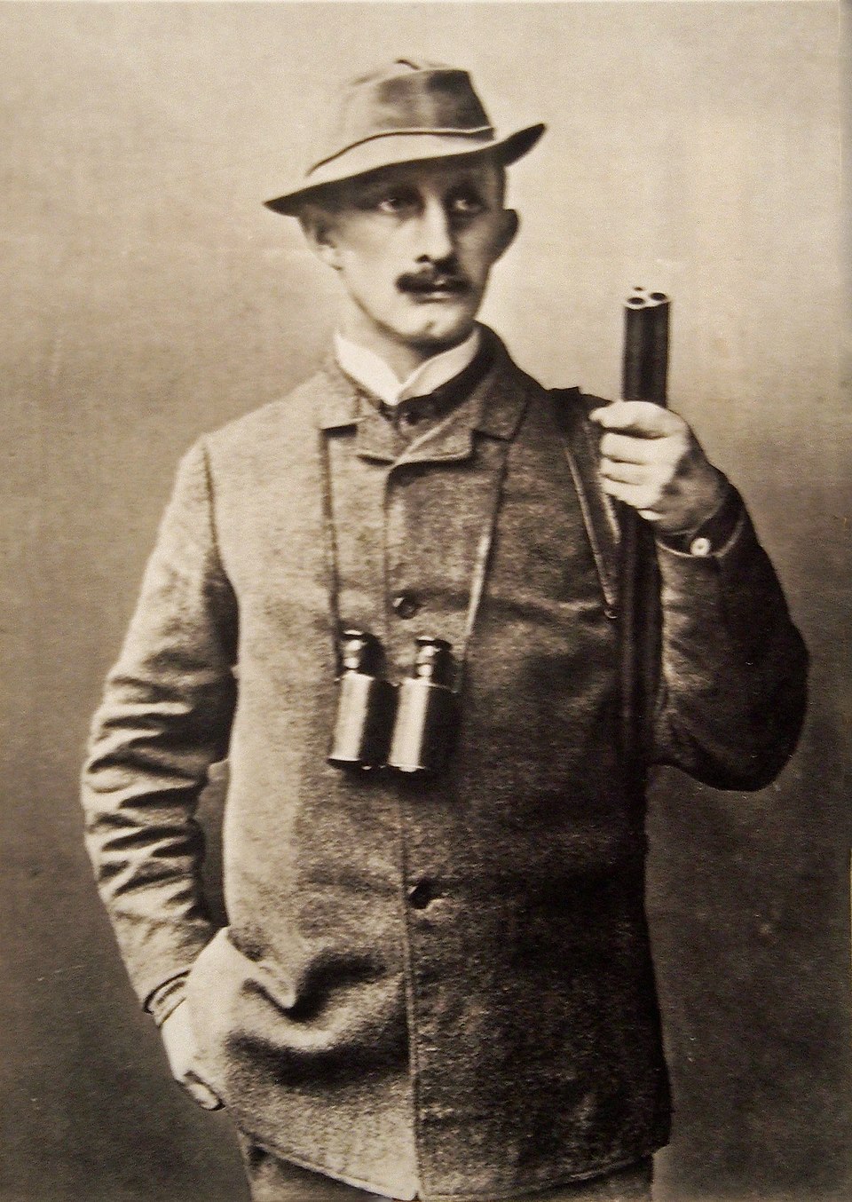 Abb. 25: Unknown author - Hermann Löns mit Jagdwaffe (ca. 1900) - PD-Art + PD-old-70 + PD-US-expired.