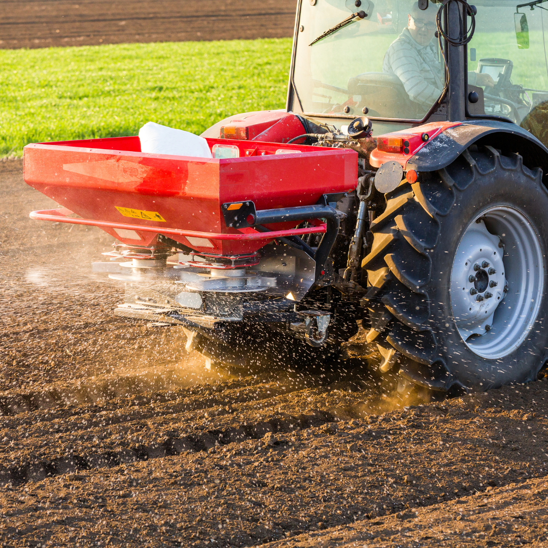 Abb. 20: oticki - Dünger auf dem Feld - canva.com.